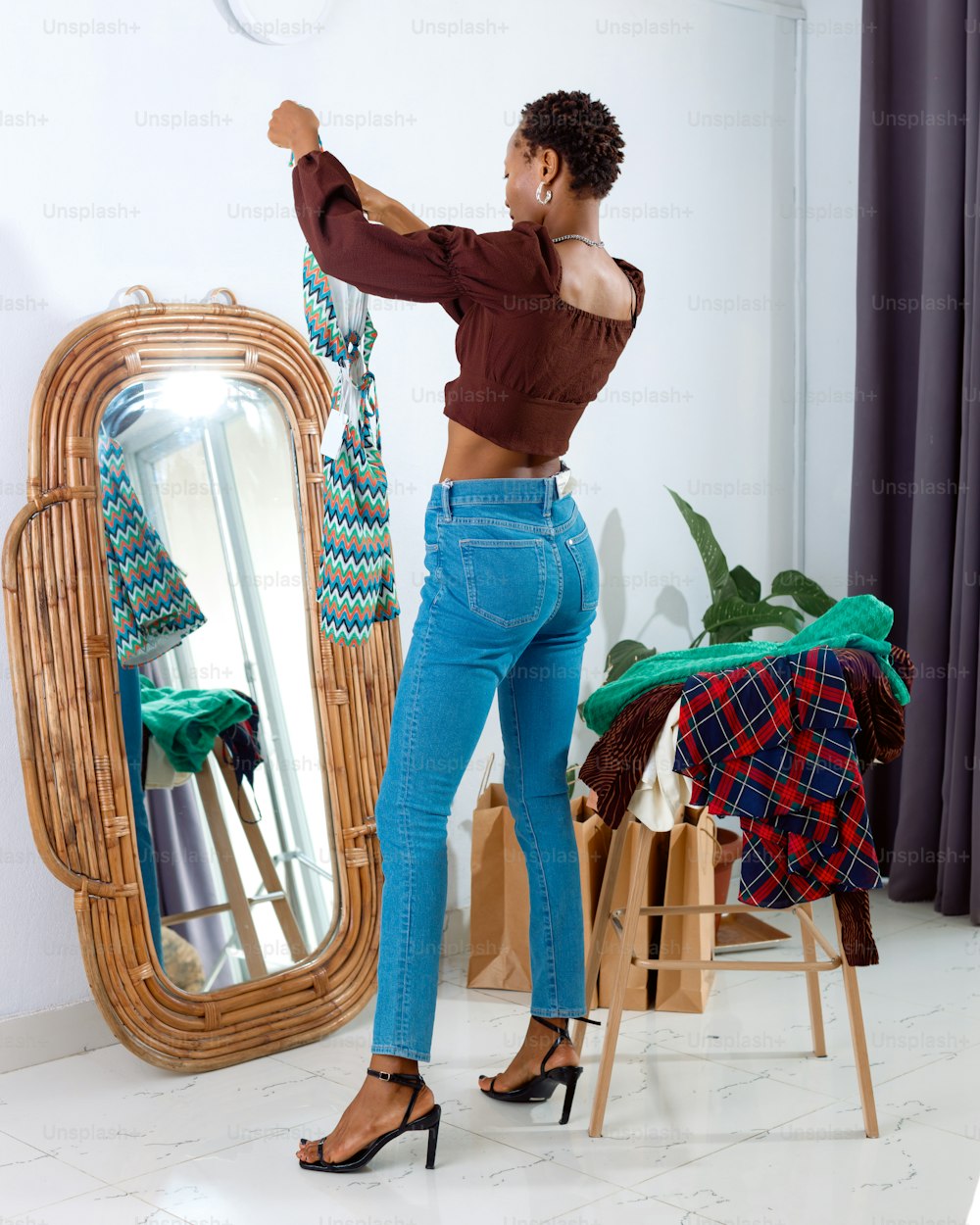 una donna in piedi davanti a uno specchio in una stanza