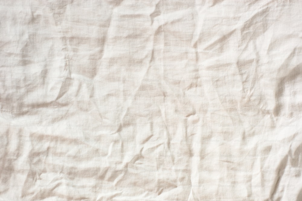 um close up de um lençol branco em uma cama