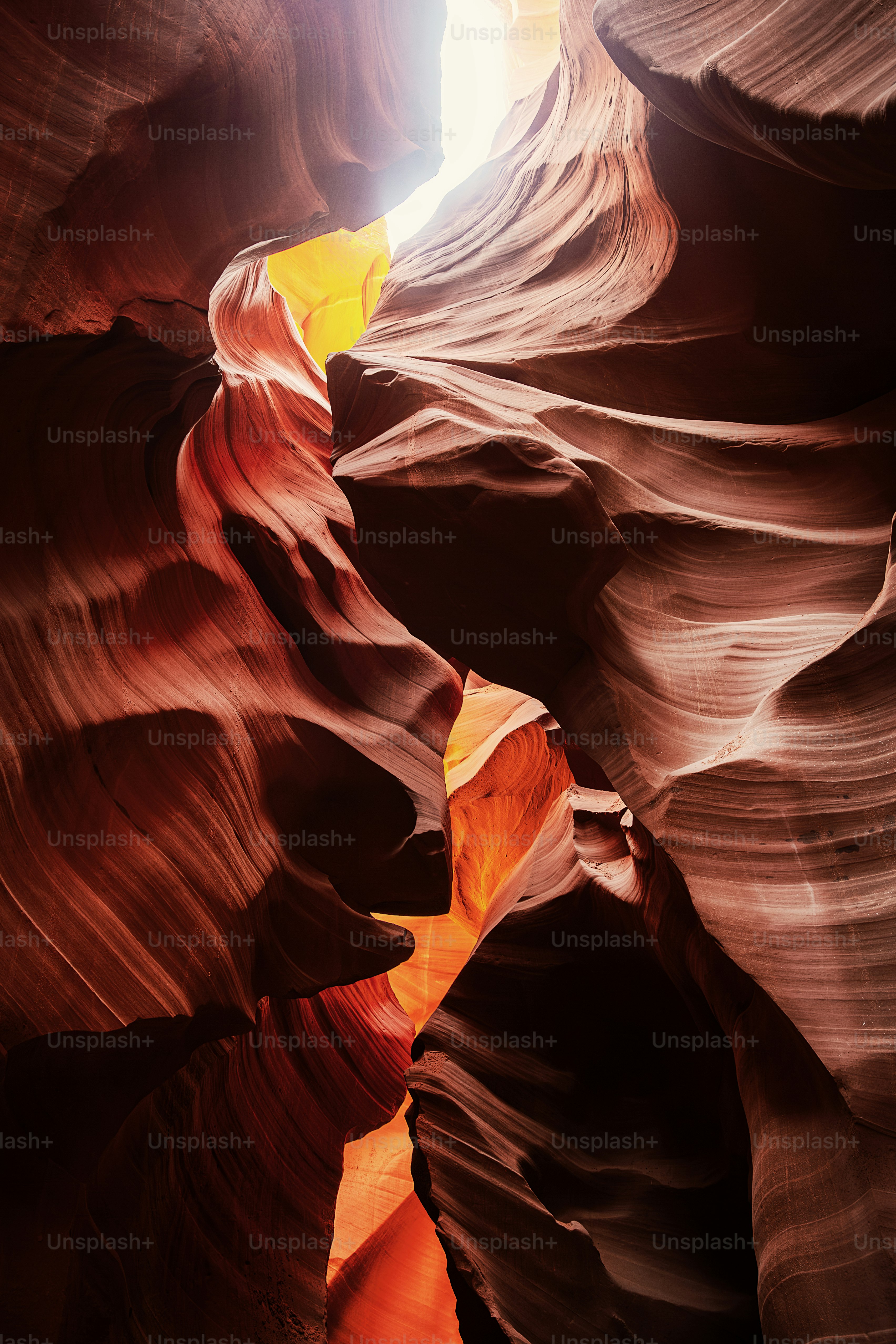 uma fenda estreita na lateral de um cânion