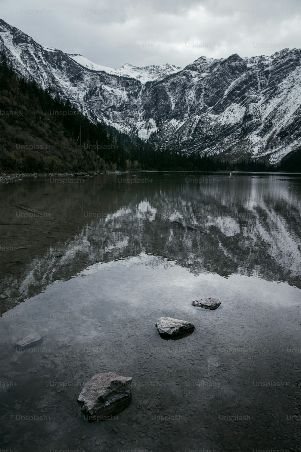 Un lago circondato da montagne innevate