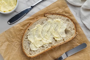 un pedazo de pan con mantequilla encima