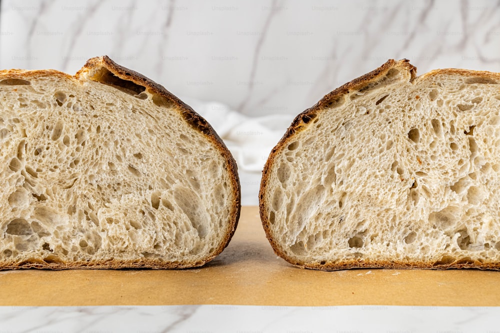 Eine Nahaufnahme von zwei Scheiben Brot
