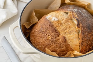 una pagnotta di pane all'interno di una pentola bianca