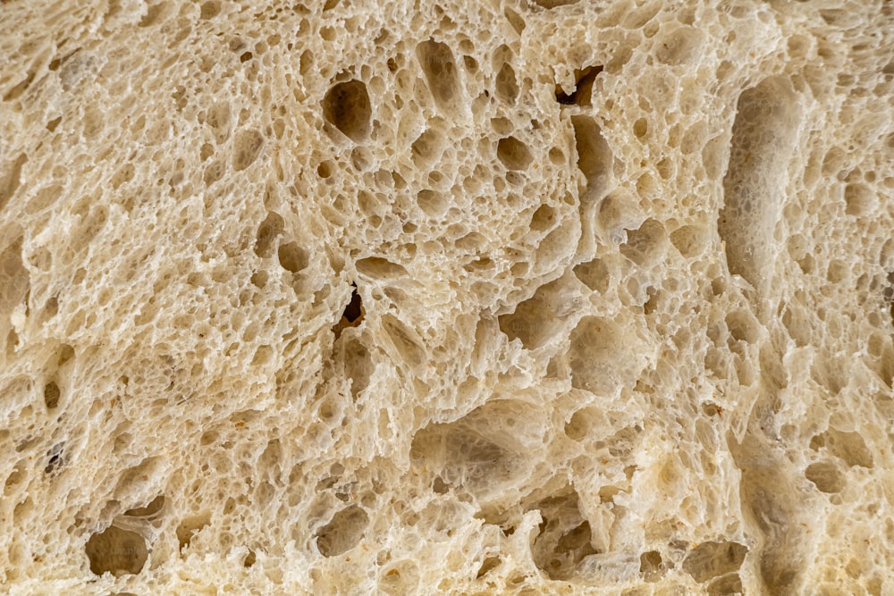 un primo piano di un pezzo di pane con dei buchi