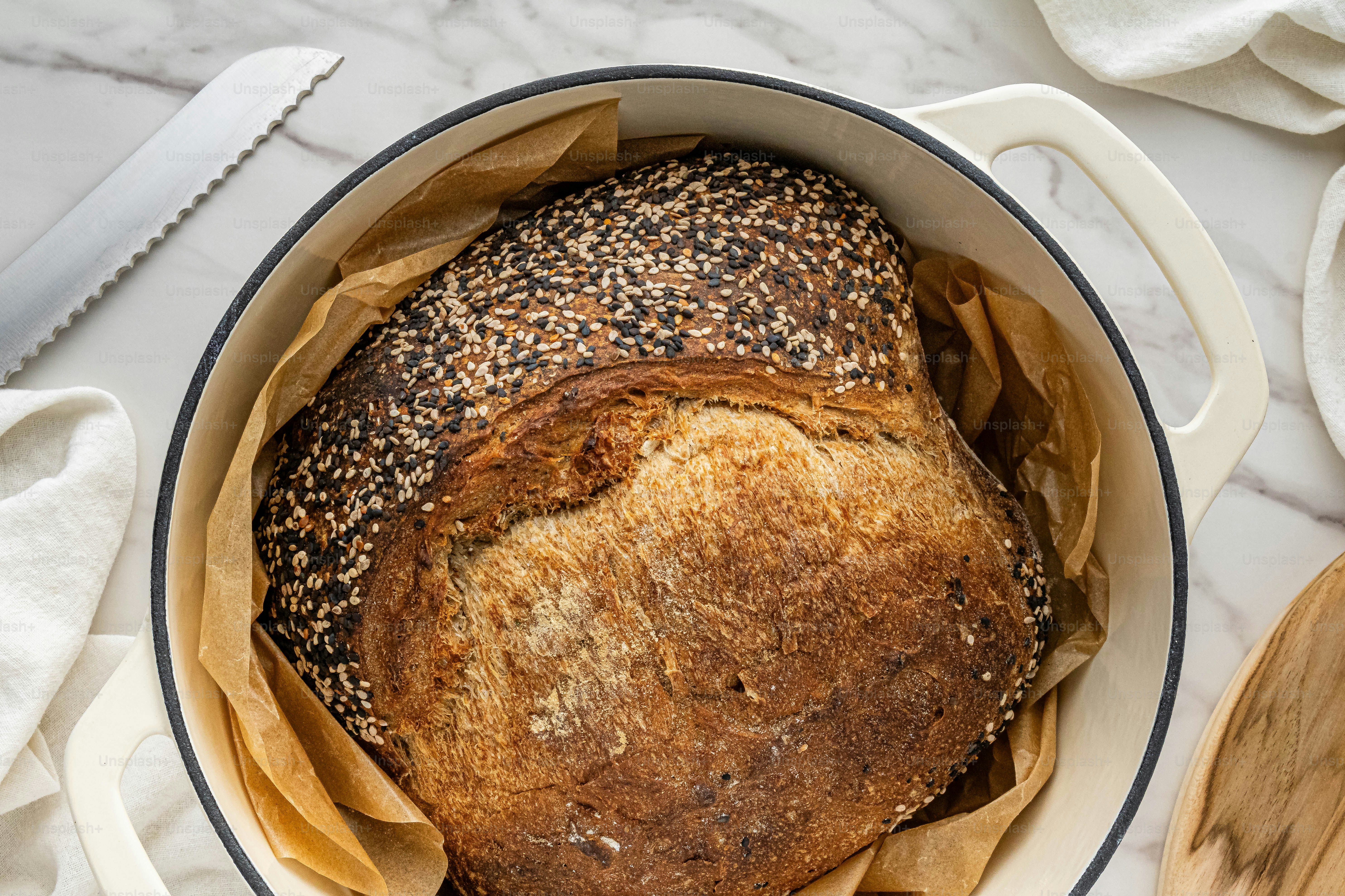 テーブルの上に置かれたボウルに盛られた一斤のパン