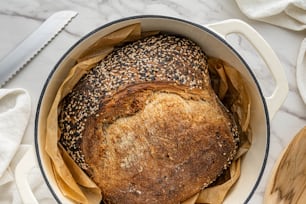 una hogaza de pan en un cuenco encima de una mesa
