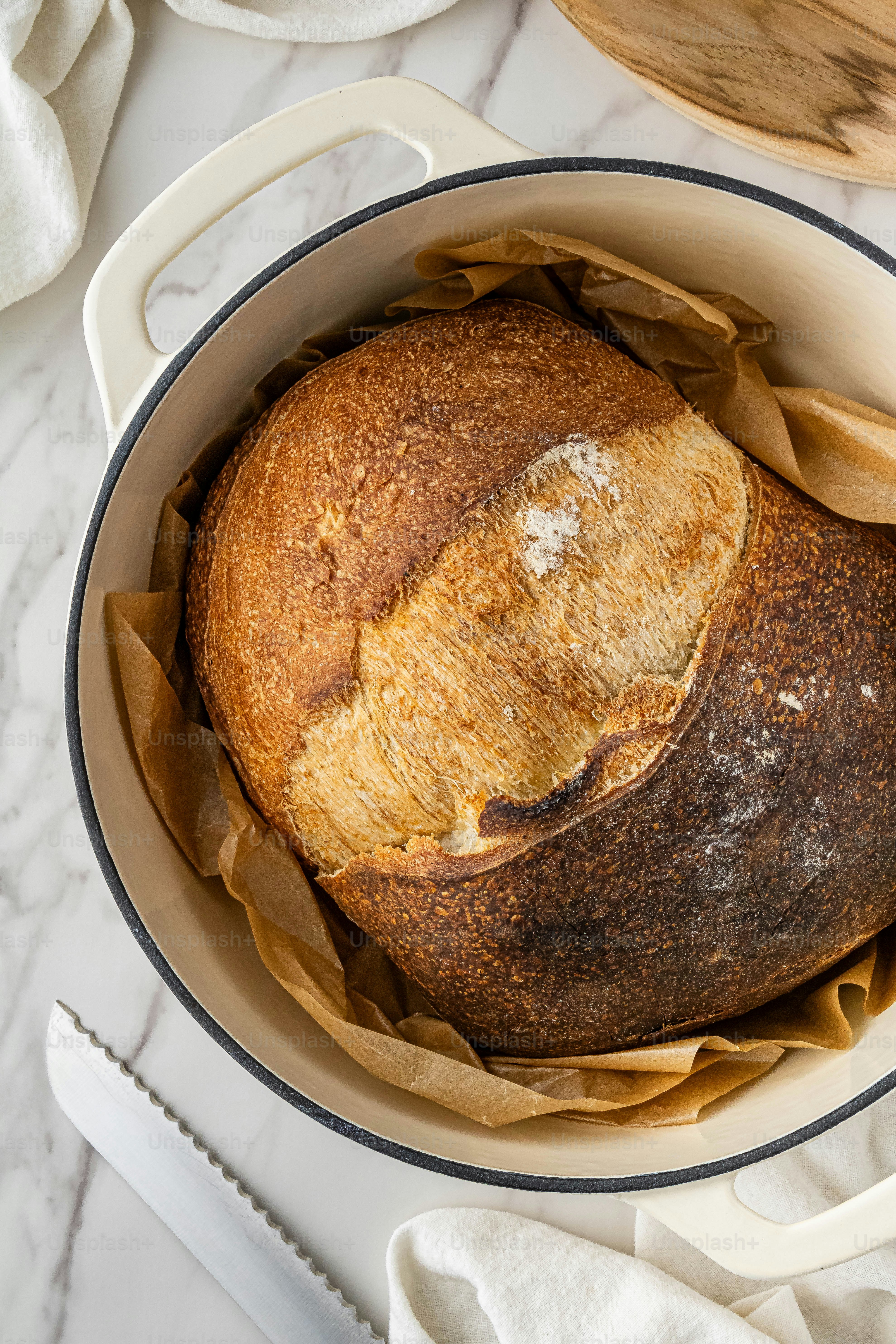 테이블 위의 그릇에 담긴 빵 한 덩어리