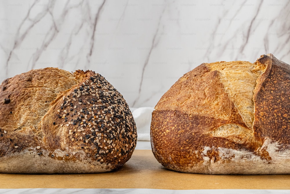 zwei Laibe Brot auf einer Theke