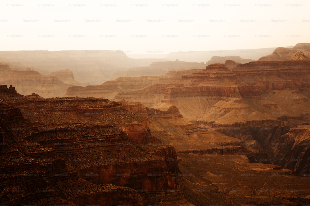 Una vista panoramica di un canyon nel deserto