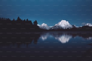 湖の静かな水面に山脈が映り込む