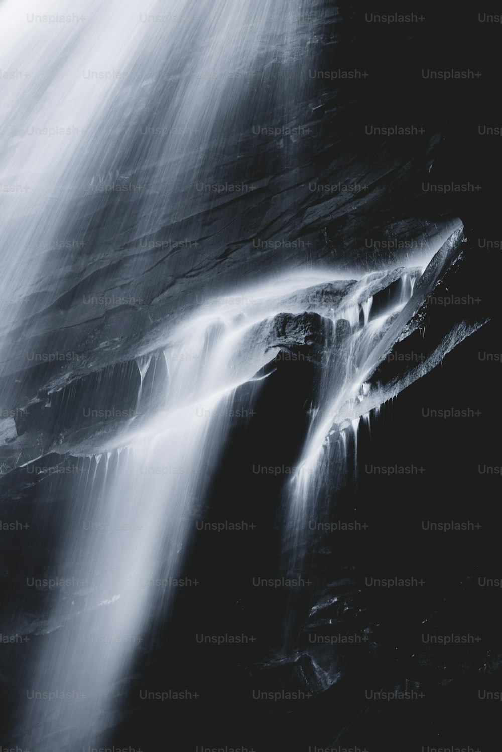una foto in bianco e nero di una cascata