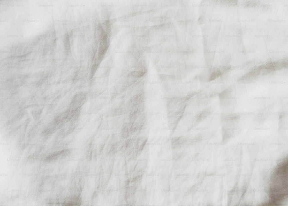 Una foto en blanco y negro de una sábana blanca