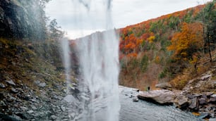 ein Wasserfall mit einer Person, die in der Mitte steht