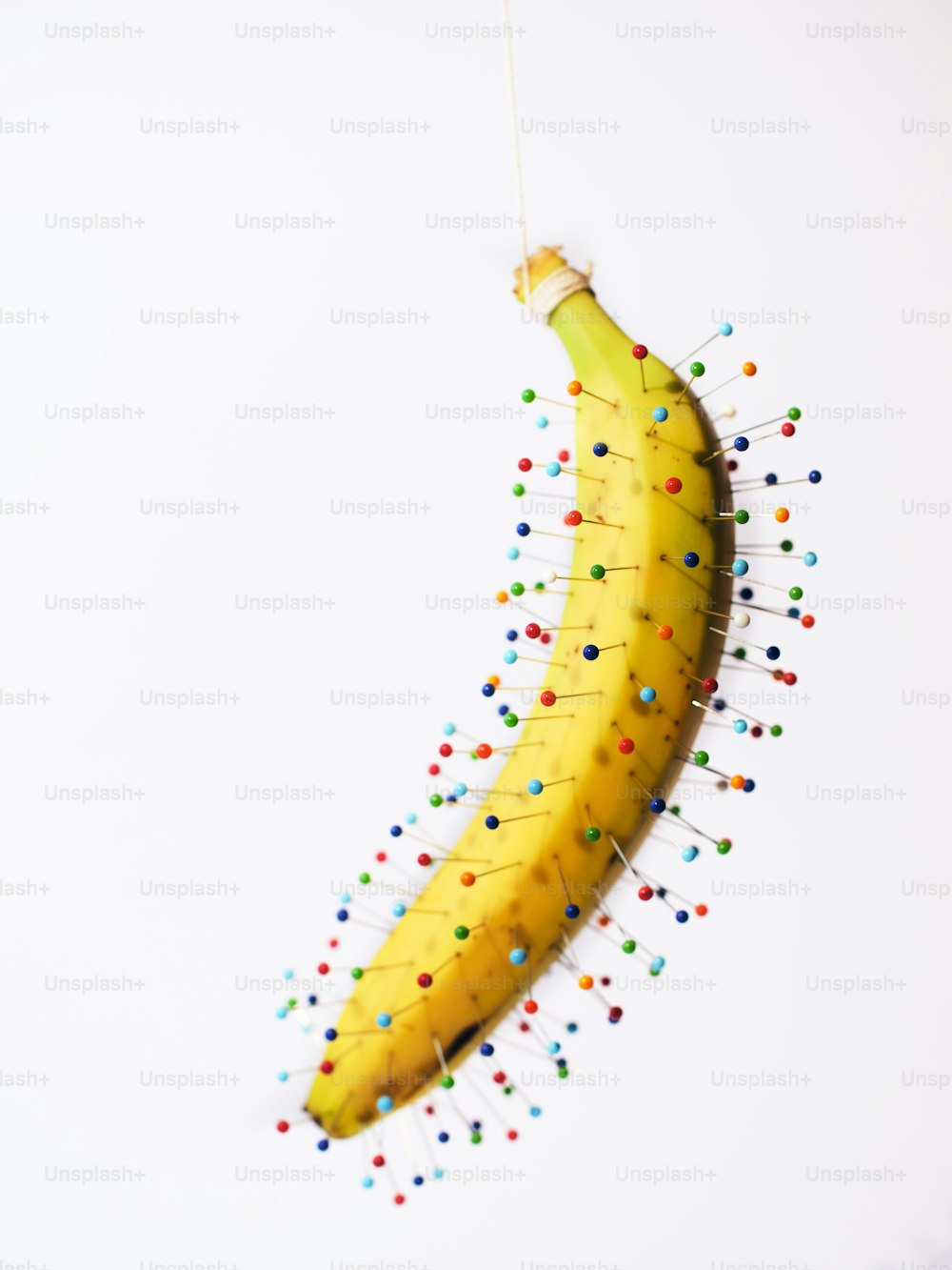 une banane à laquelle est attachée une ficelle