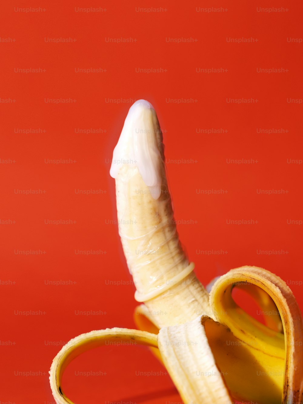 eine geschälte Banane, die auf einem Tisch sitzt