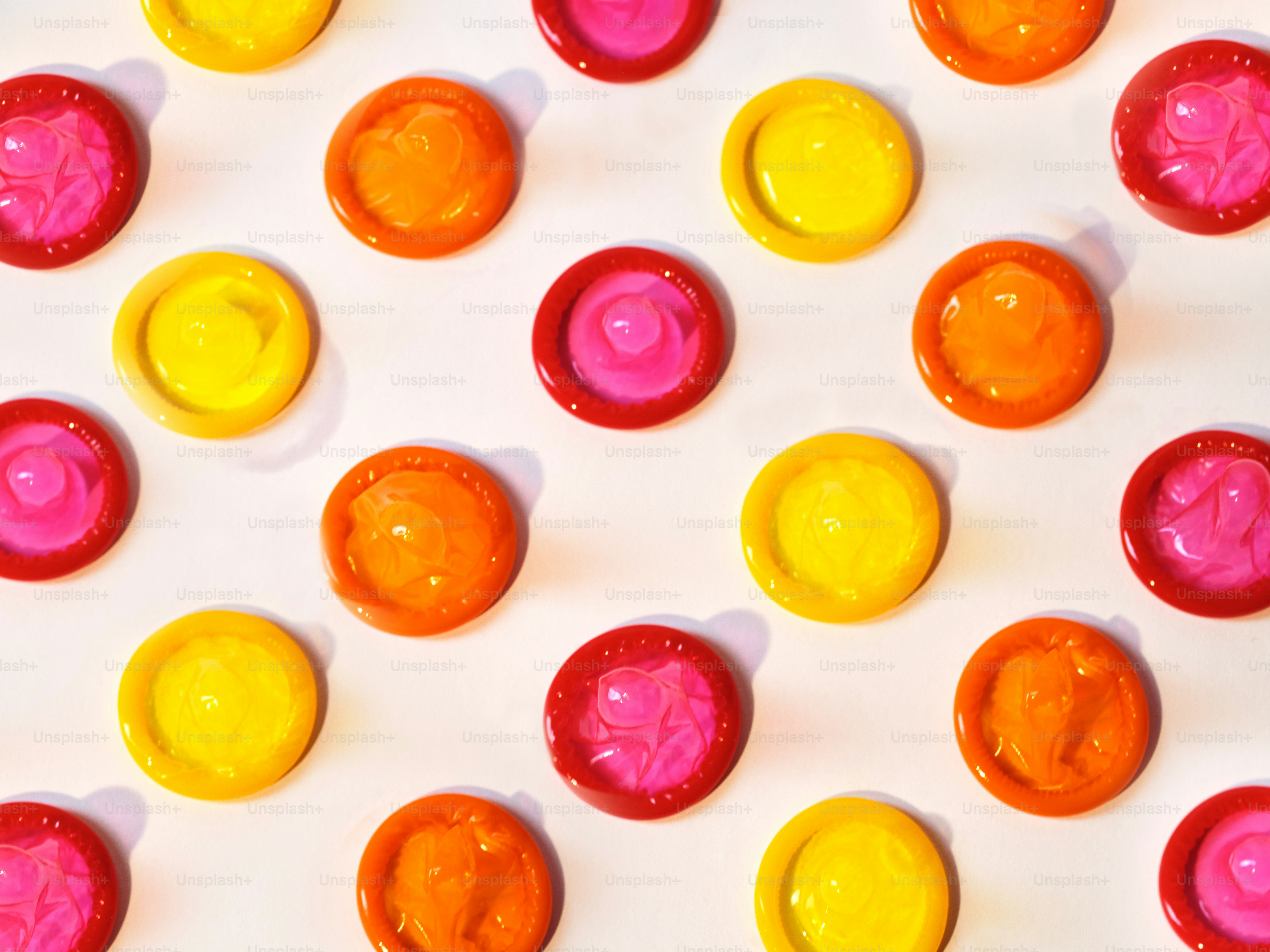 Un primer plano de muchos caramelos de diferentes colores