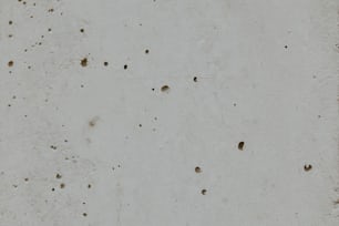 una pared blanca con agujeros y un reloj en la pared