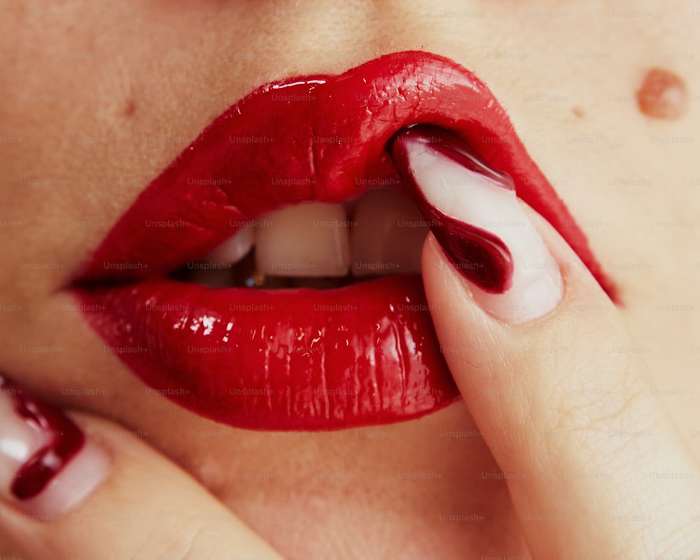 女性の唇と爪の接写