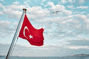 Una bandiera turca che sventola nel vento su una barca