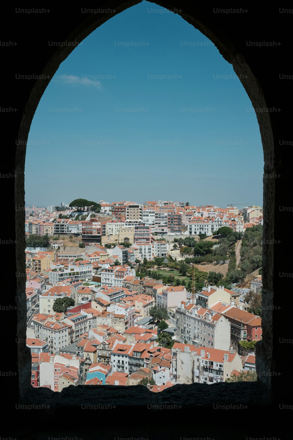 Blick auf eine Stadt durch ein Fenster