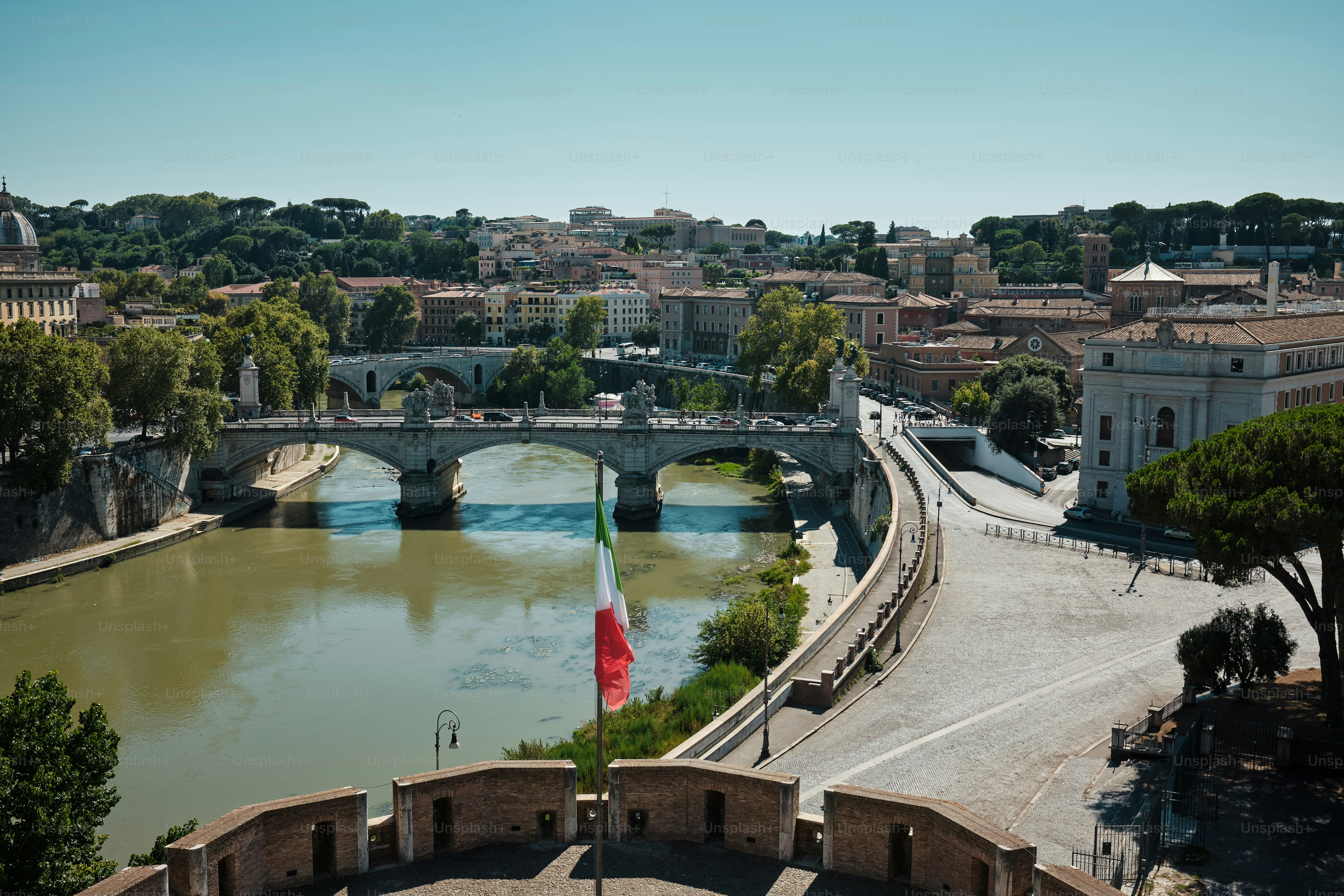 Una veduta di un ponte su un fiume in una città