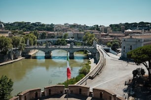uma vista de uma ponte sobre um rio em uma cidade