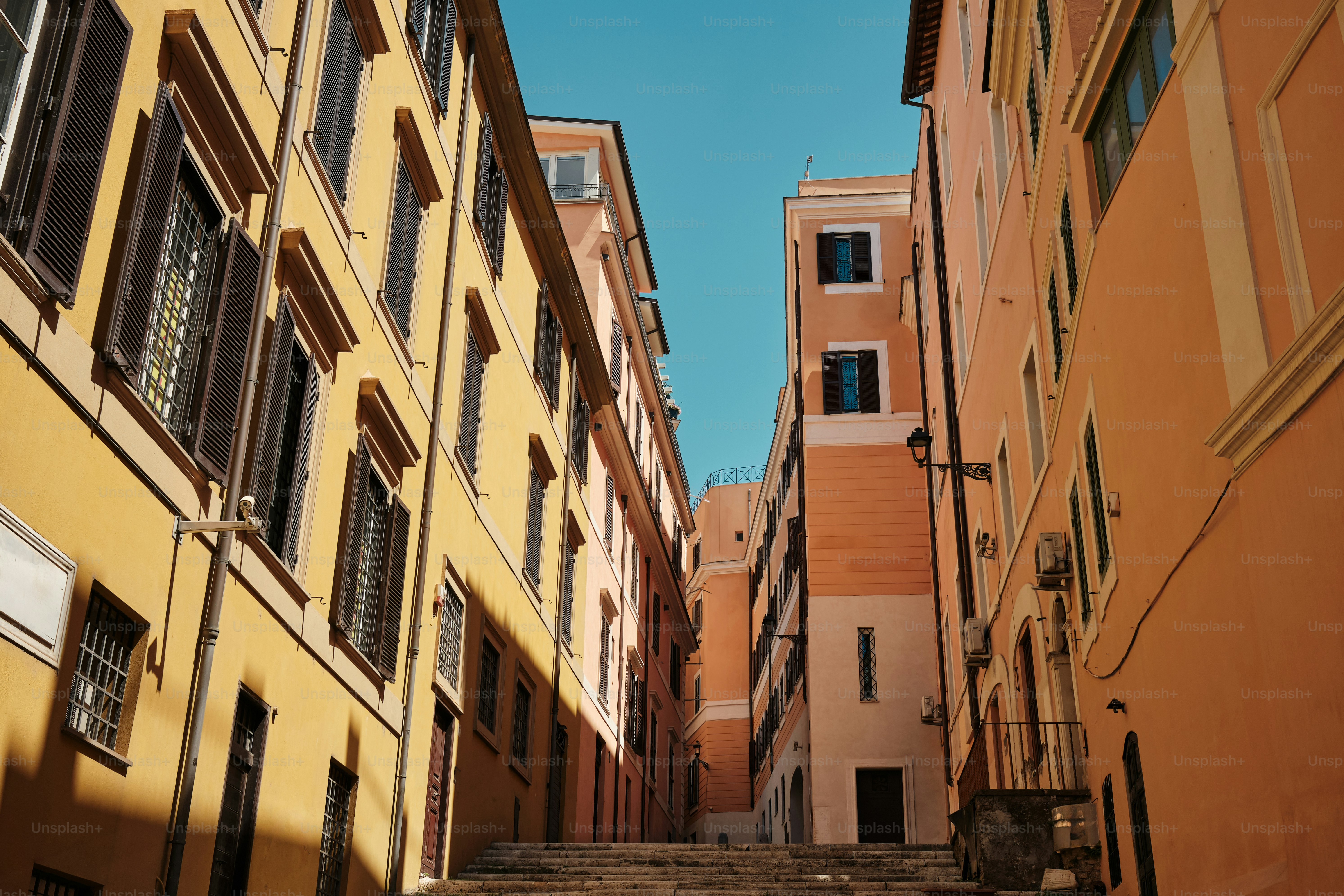 Uno stretto vicolo tra due edifici in una città