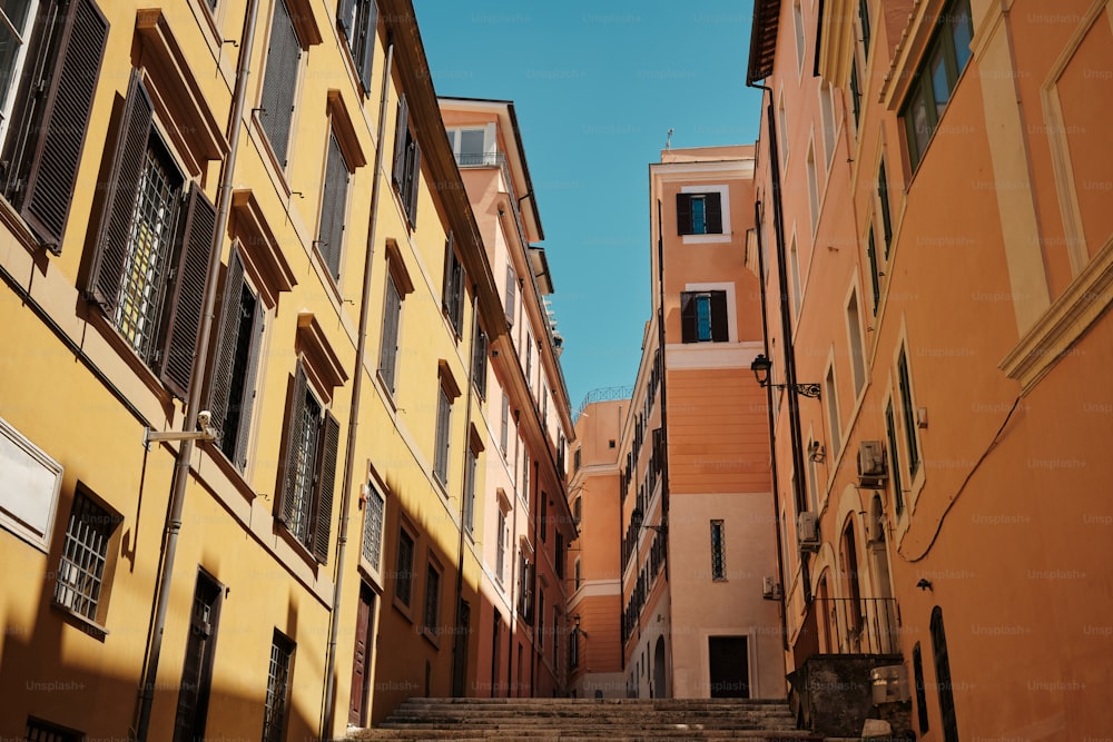 a narrow alleyway between two buildings in a city