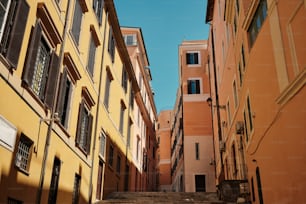 a narrow alleyway between two buildings in a city