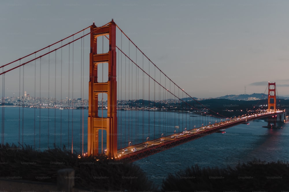 Una vista del puente Golden Gate por la noche