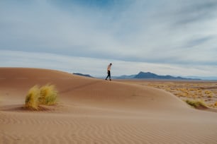 ein Mann, der auf einer Sanddüne steht