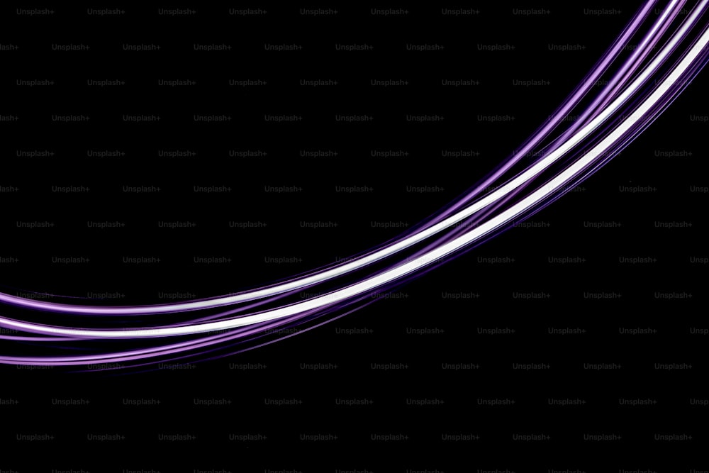 ein schwarzer Hintergrund mit violetten Linien in der Mitte
