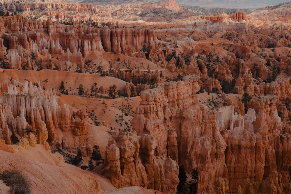 Una vista panorámica de una cadena montañosa en el desierto