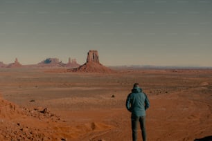 eine Person, die mitten in der Wüste steht