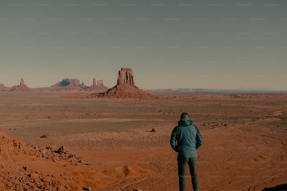 una persona parada en medio de un desierto