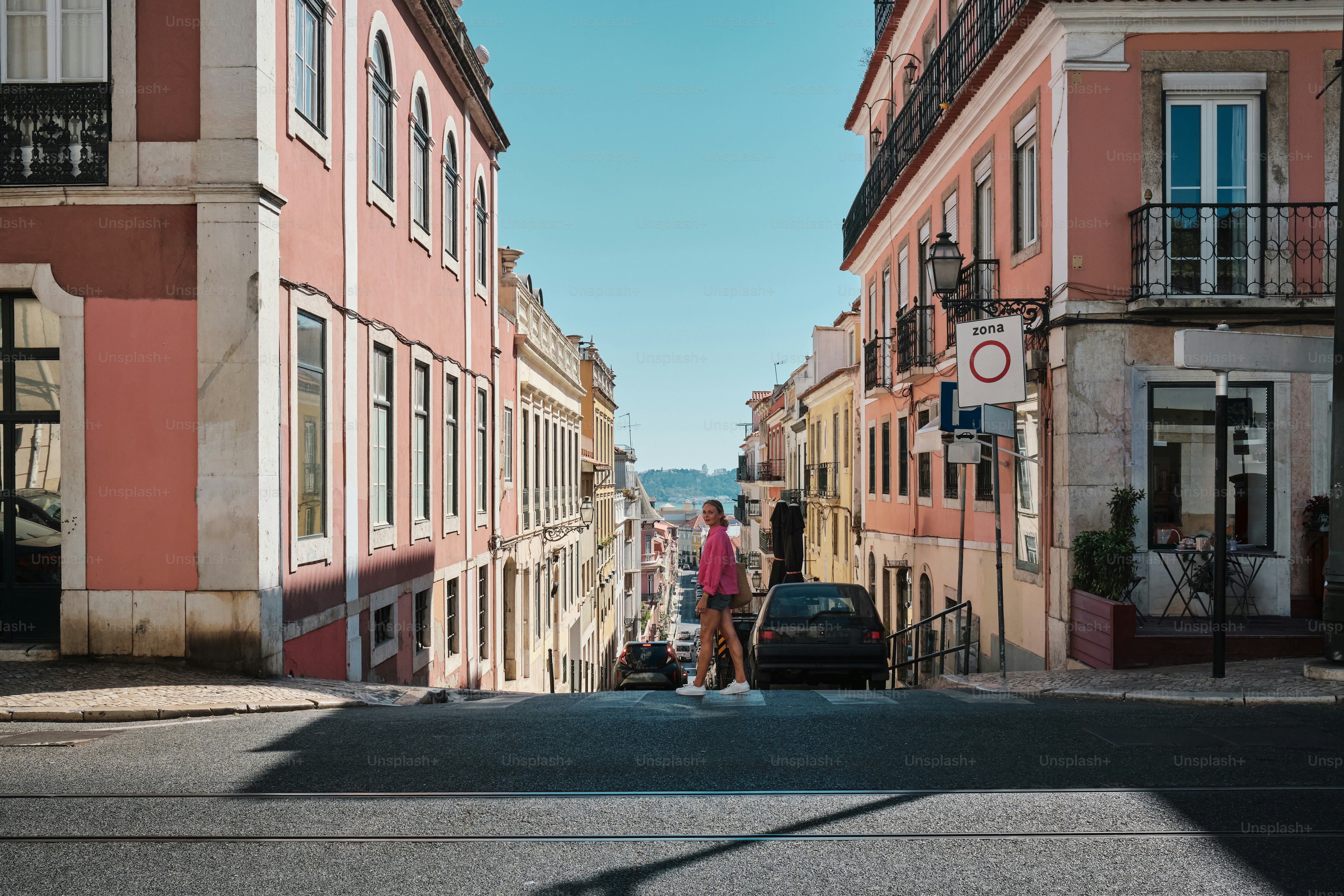 Quelques personnes qui se tiennent dans la rue photo – Photographie de ...