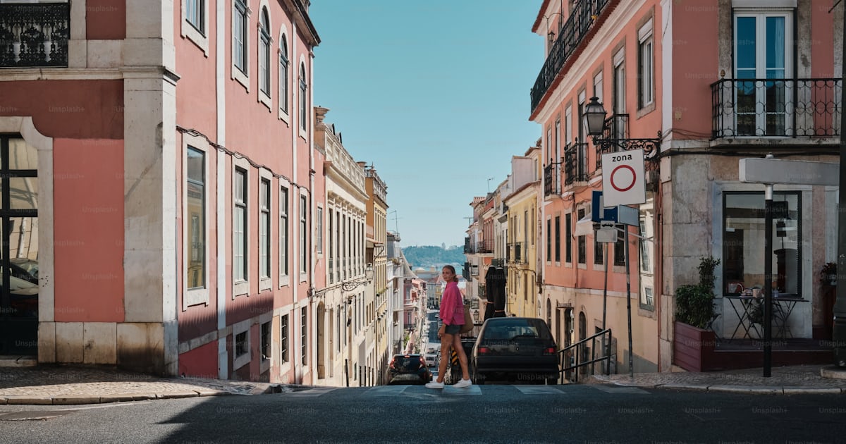 Quelques personnes qui se tiennent dans la rue photo – Photographie de ...