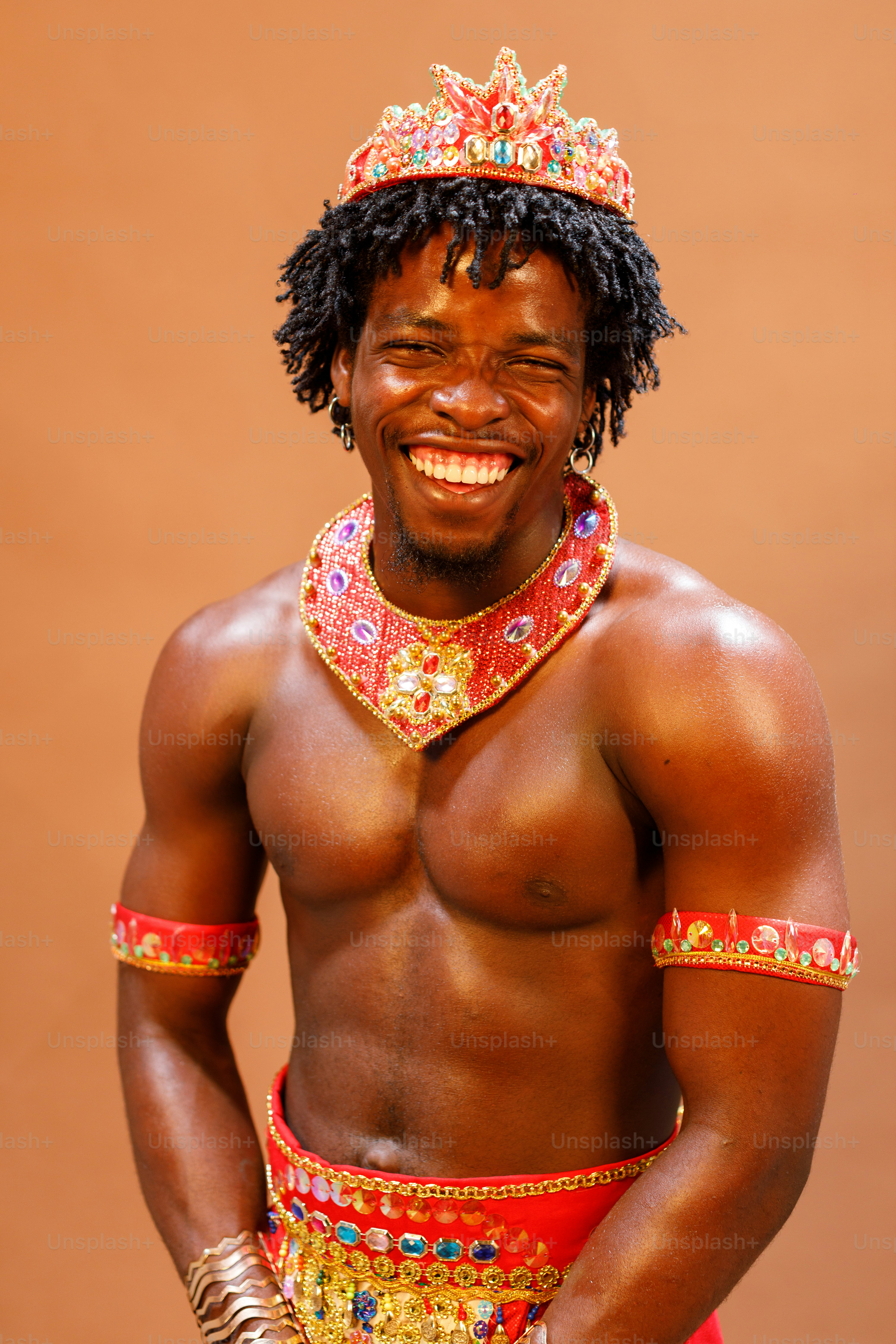 머리에 면류관을 쓴 남자