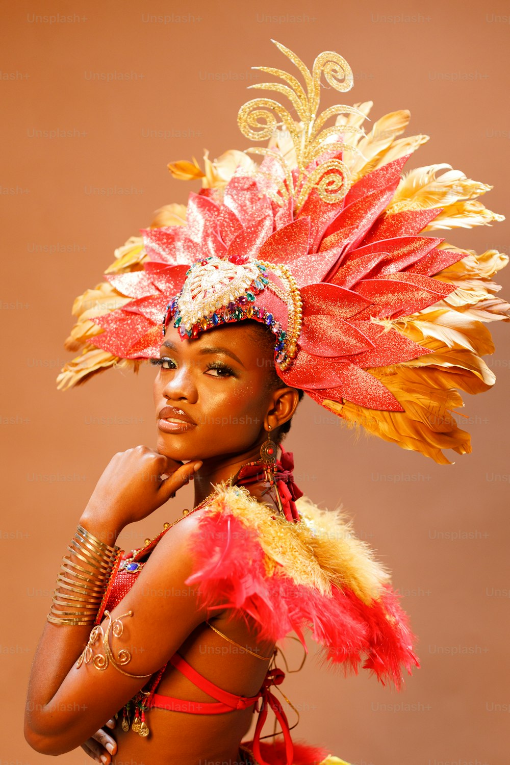 Una donna con un copricapo colorato posa per una foto