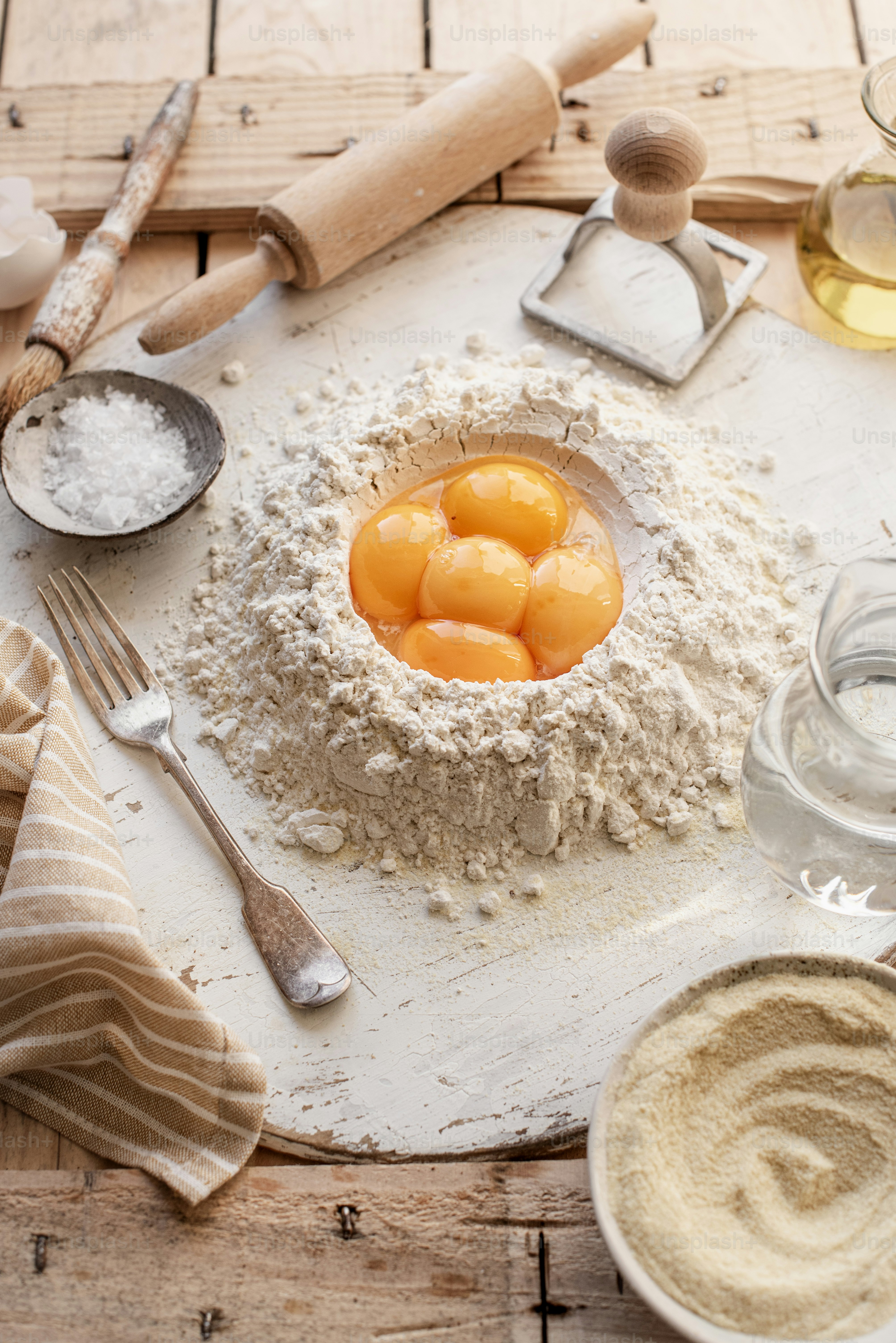 さまざまな種類の食べ物が置かれたテーブル
