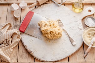 un trozo de comida en un plato con cuchillo y tenedor