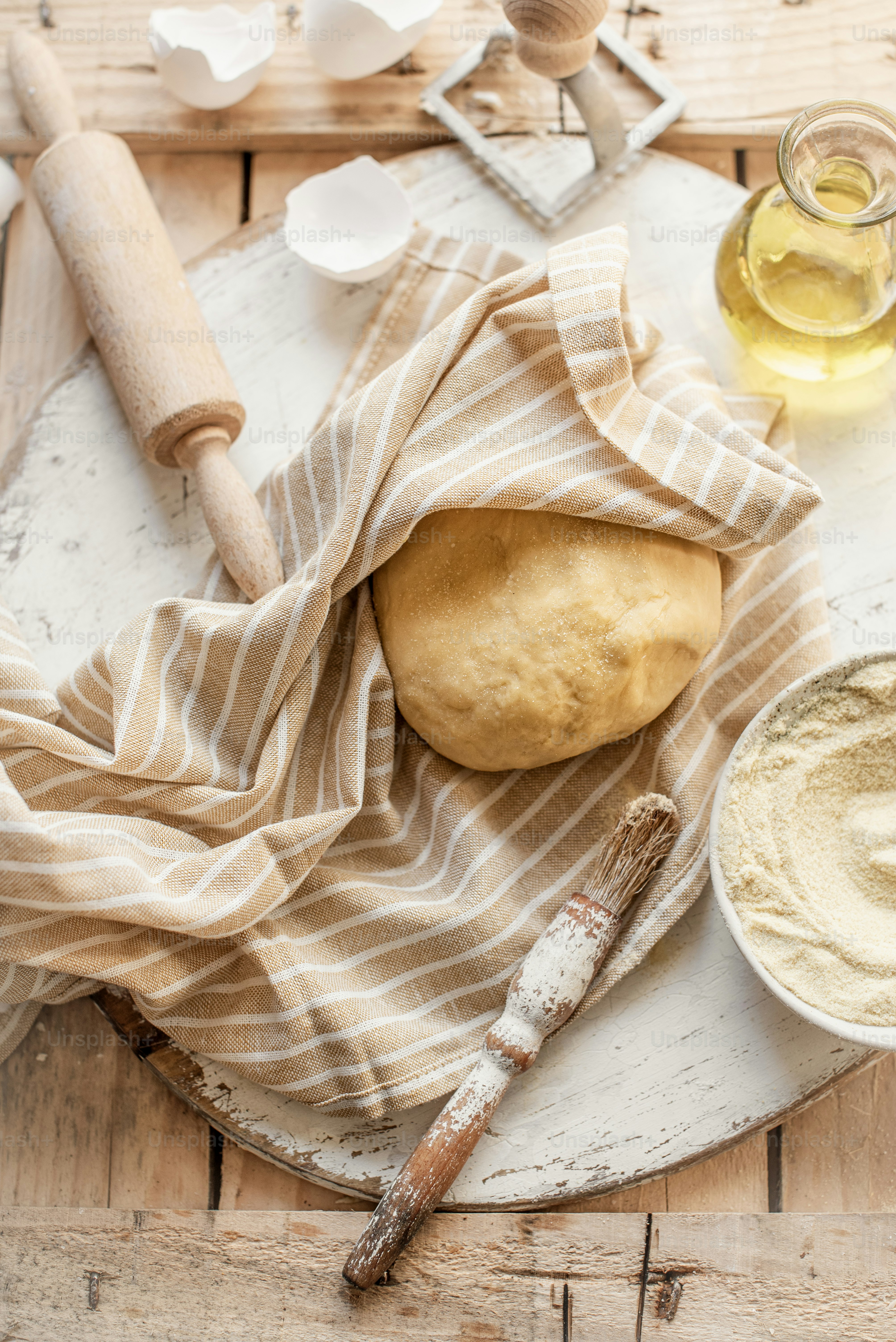 パンと食べ物の入ったボウルが置かれた木製のテーブル