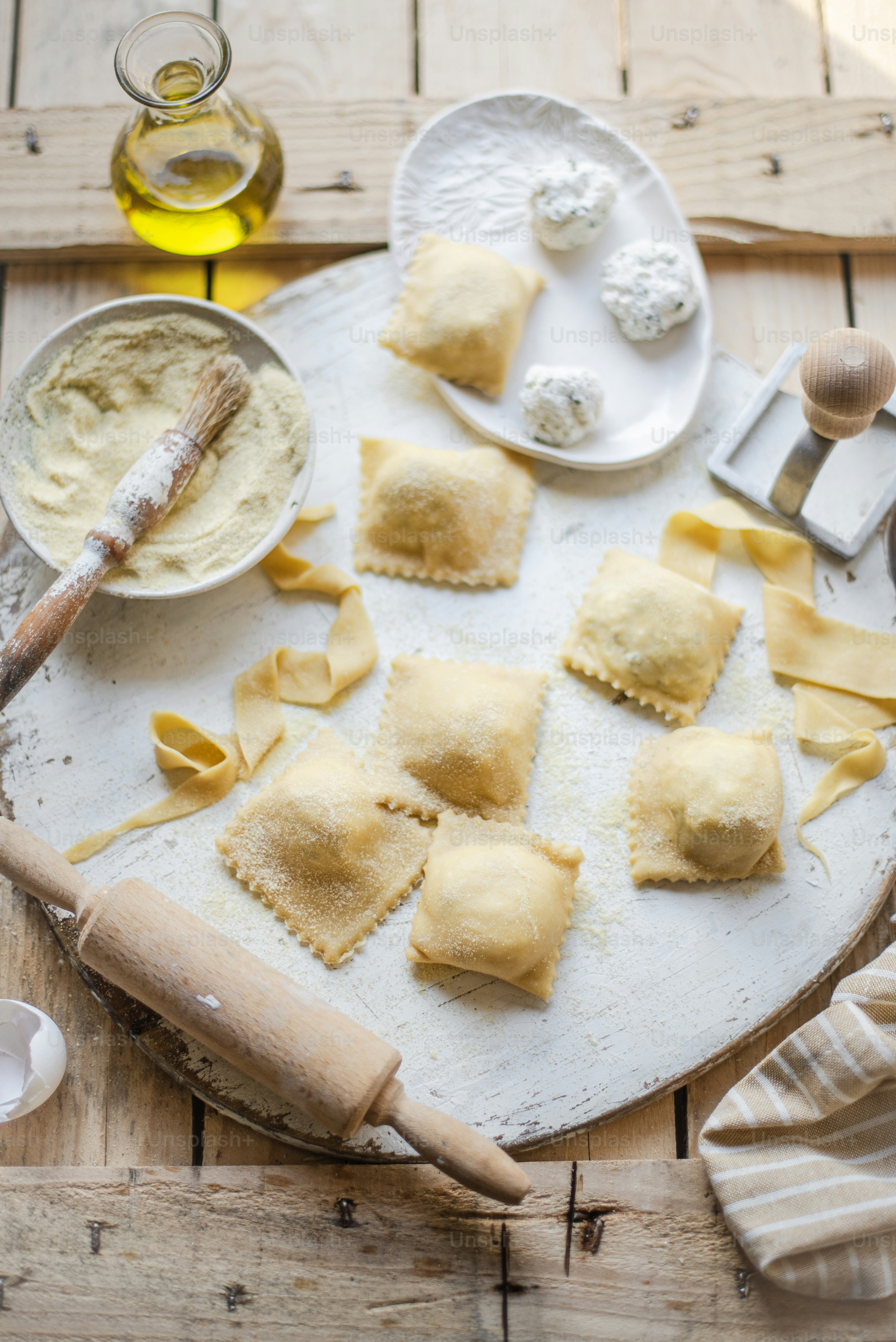 una mesa de madera cubierta con pasta y queso