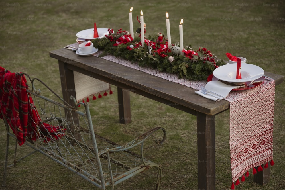 une table avec des bougies et des assiettes dessus