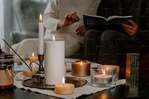 un tavolo sormontato da candele e un libro