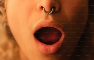 um close up de uma pessoa com um anel no nariz