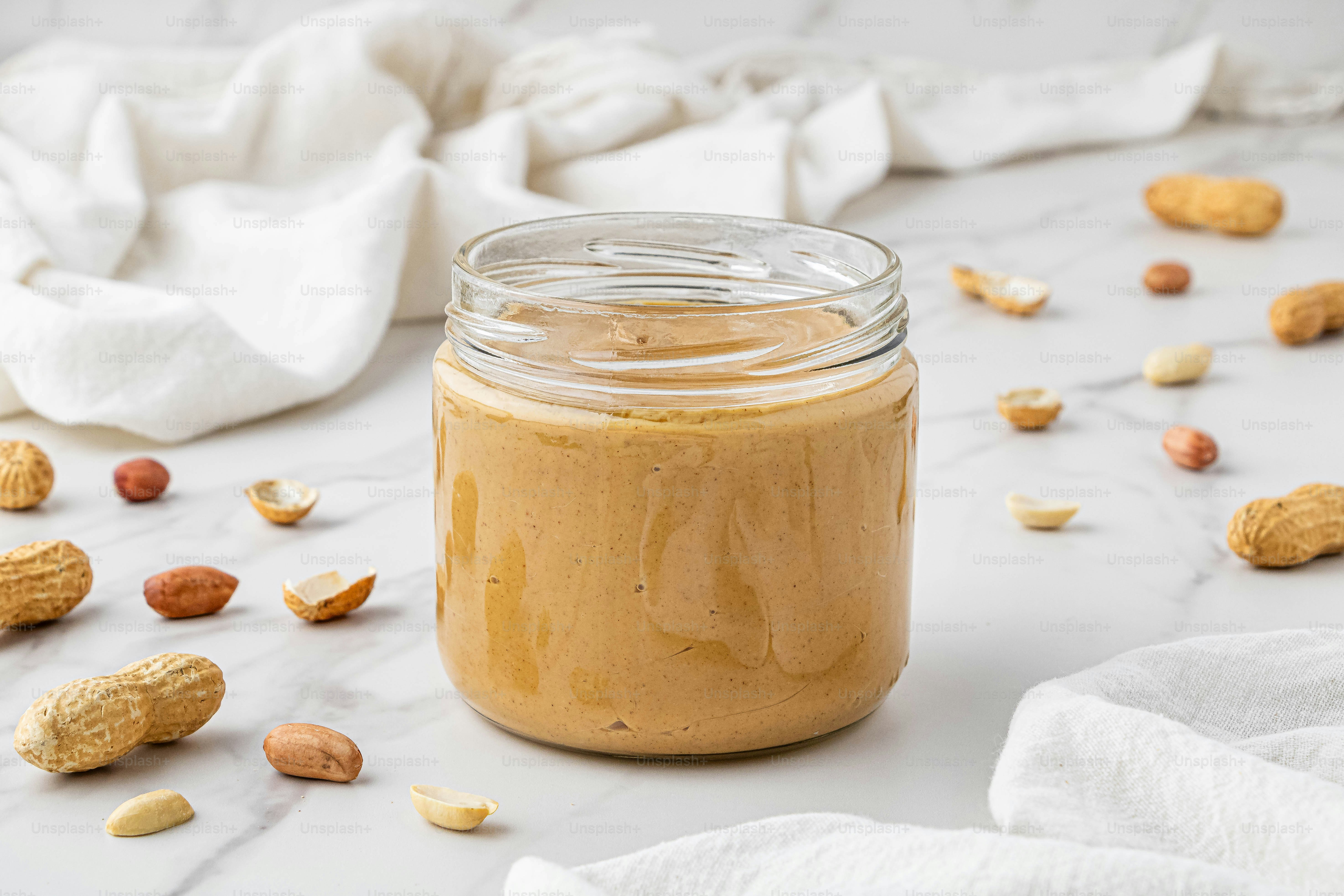 ein Glas Erdnussbutter, das auf einem Tisch steht