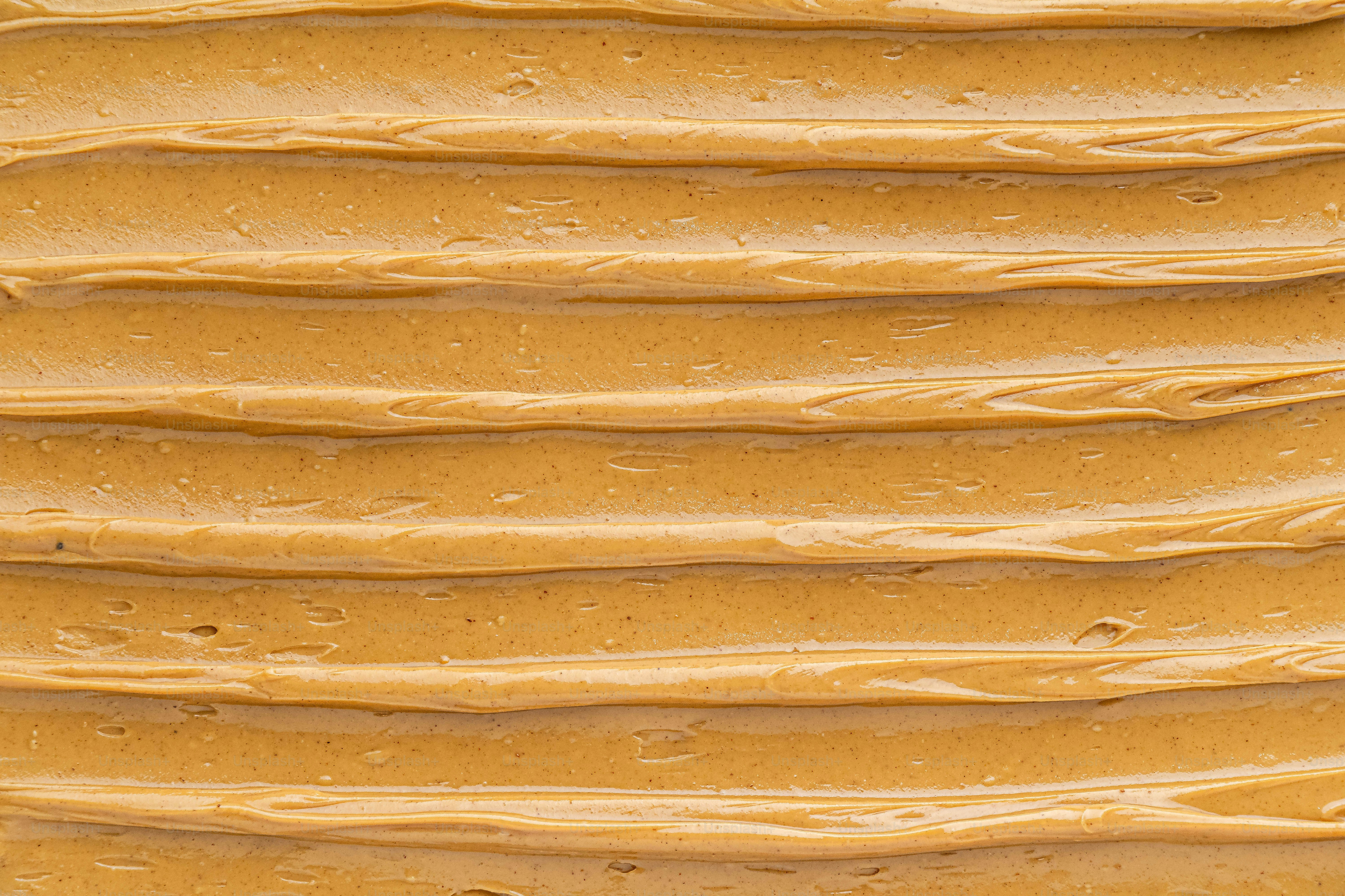 Nahaufnahme eines Kuchens mit gelbem Zuckerguss