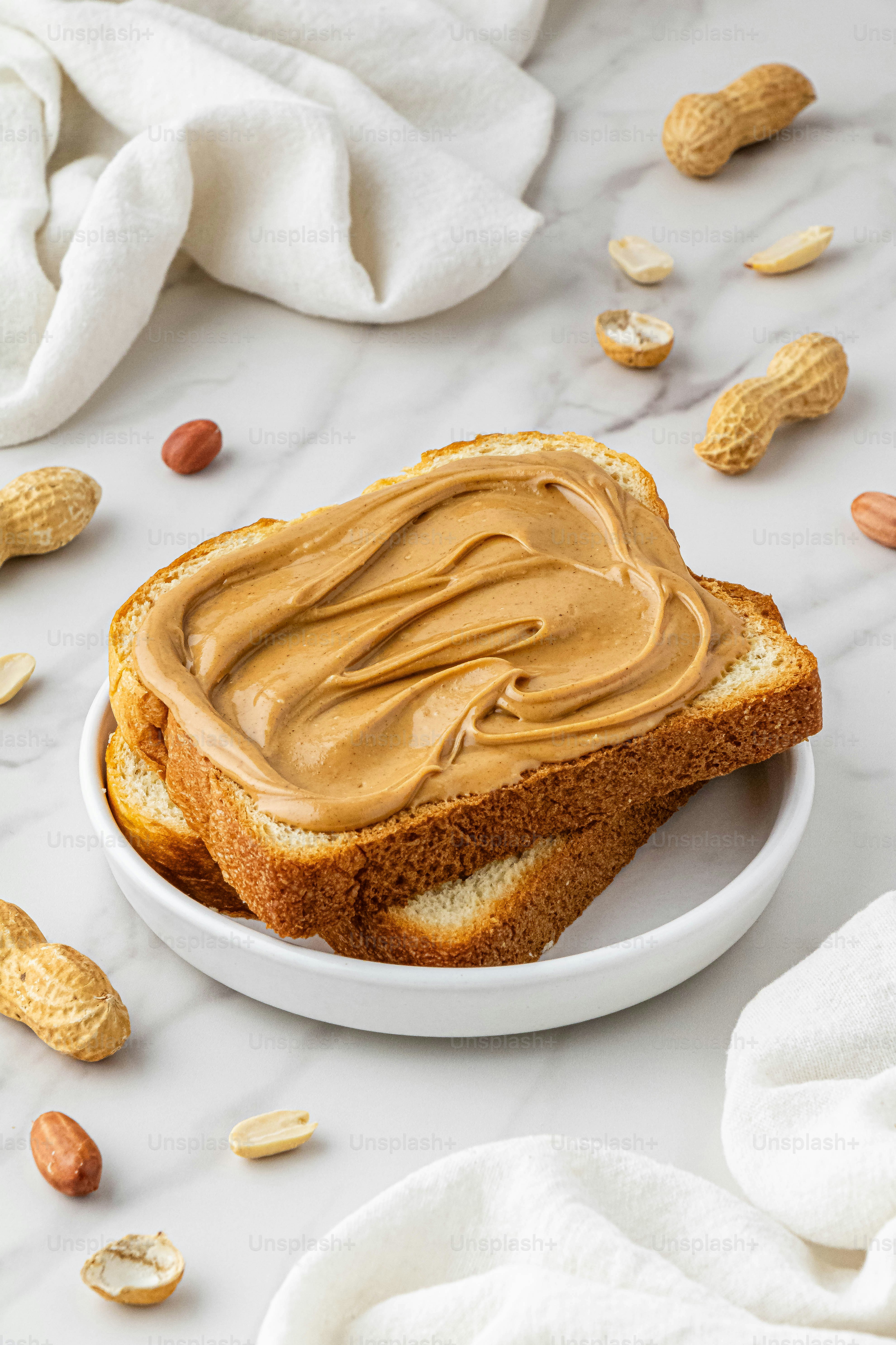 ein Erdnussbutter-Sandwich auf einem weißen Teller