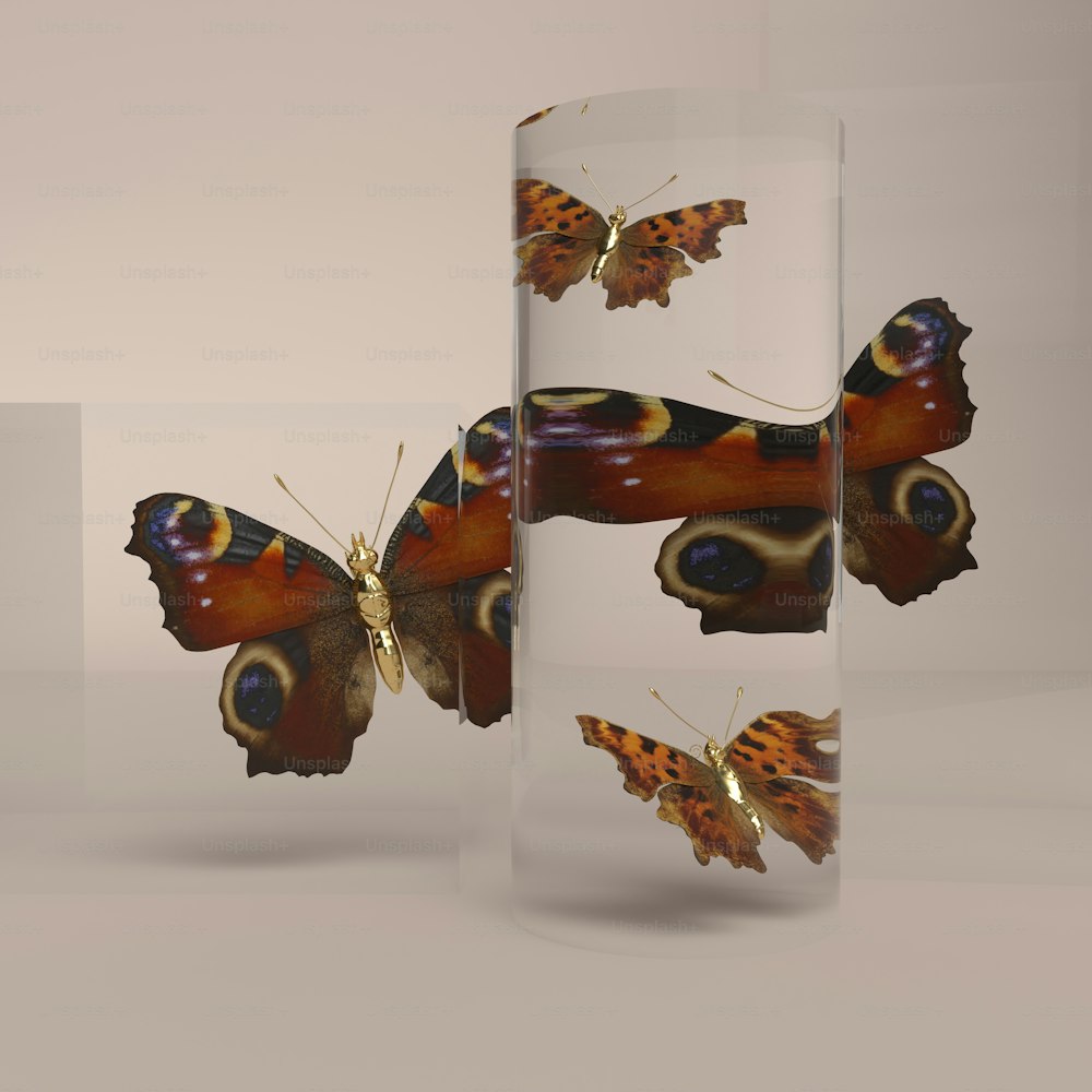 tre vasi di vetro con farfalle